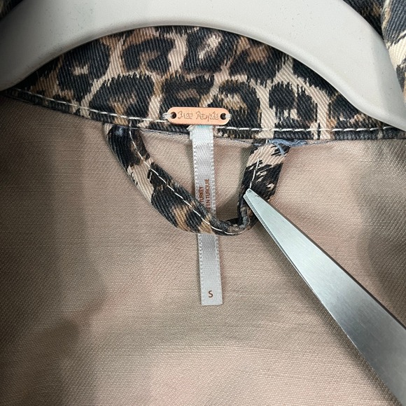 Free People Jacket Womens Small Black Brown Leopard Print Denim Cropped‎ Raw Hem - Picture 6 of 9